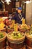 Nishiki Market. Handlende p� Nishiki Market i Kyoto  Nishiki Market / Kyoto Japan Asien  markeder handel marked