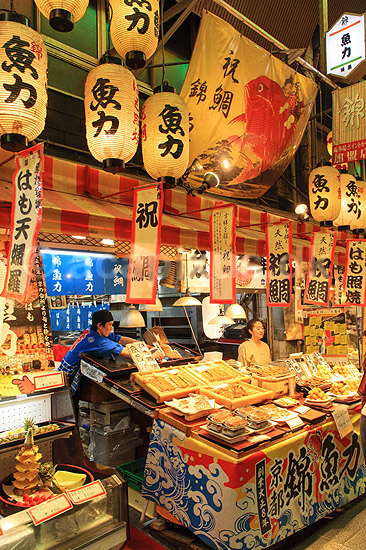 Nishiki Market. Handlende p� Nishiki Market i Kyoto; ; Nishiki Market / Kyoto; Japan; Asien; ; markeder handel marked