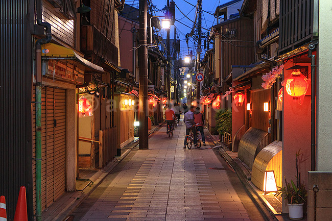 Miyakawa-cho Dori. Gaden Miyakawa-cho Dori med restauranter i aftenbelysning i Kyoto; ; Kyoto; Japan; Asien; ; 