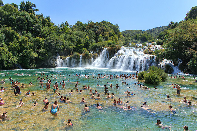 Krka National Park. Badende ved vandfald i Krka National Park; ; Krka National Park; Kroatien; ; ; Nationalparker, badning, vand, turisme, sighseeing, ferie, sommer