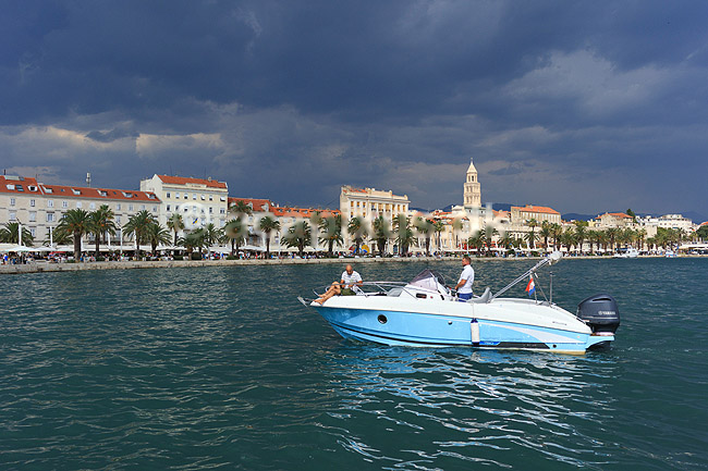 Split. Speedb�d i havnebasinet i Split. I baggrunden havnepromendaen, Obala Hrvatskog narodnog preporoda; ; Split; Kroatien; ; ; Havn, havne, skyer, overskyet, turistm�l