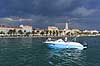 Split. Speedb�d i havnebasinet i Split. I baggrunden havnepromendaen, Obala Hrvatskog narodnog preporoda  Split Kroatien   Havn, havne, skyer, overskyet, turistm�l