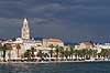 Split. Palmer langs havnepromendaen, Obala Hrvatskog narodnog preporoda, i Split  Split Kroatien   Havn, havne, skyer, overskyet, turistm�l