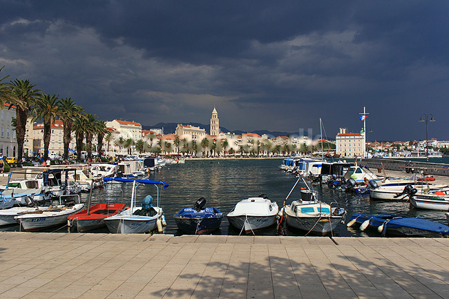 Split. Havnebasinet i Split. I baggrunden havnepromendaen, Obala Hrvatskog narodnog preporoda; ; Split; Kroatien; ; ; Havn, havne, skyer, overskyet, turistm�l