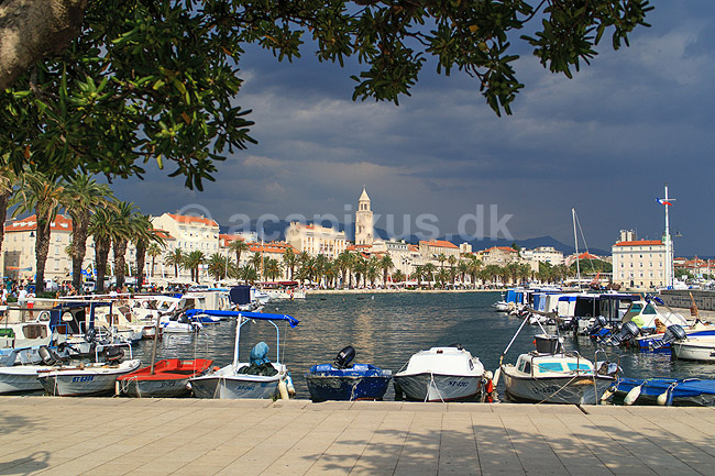 Split. Havnebasinet i Split. I baggrunden havnepromendaen, Obala Hrvatskog narodnog preporoda; ; Split; Kroatien; ; ; Havn, havne, skyer, overskyet, turistm�l