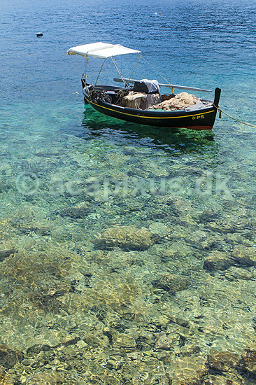 Fiskerb�d. En lille fiskerb�d p� vandet i havnen i Primosten; ; Primosten; Kroatien; ; ; Havn, havne, turistm�l
