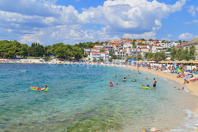 Primosten. Badende p� stranden i Primosten; ; Primosten; Kroatien; ; ; Ferie, turistm�l, badning, solbadning, solbadere, sandstand