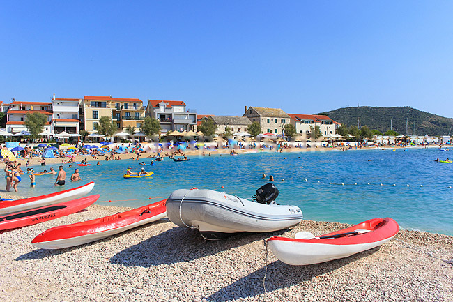 Primosten. Badende p� stranden i Primosten; ; Primosten; Kroatien; ; ; Ferie, turistm�l, badning, solbadning, solbadere, sandstand