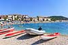 Primosten. Badende p� stranden i Primosten  Primosten Kroatien   Ferie, turistm�l, badning, solbadning, solbadere, sandstand