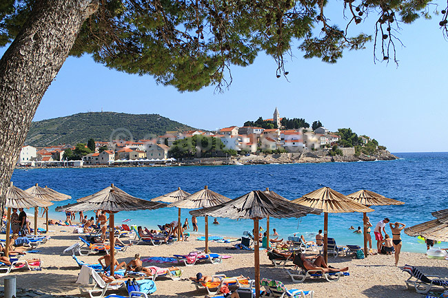 Primosten. Badende p� stranden i Primosten; ; Primosten; Kroatien; ; ; Ferie, turistm�l, badning, solbadning, solbadere, sandstand