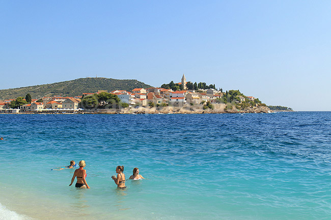 Primosten. Badende p� stranden i Primosten; ; Primosten; Kroatien; ; ; Ferie, turistm�l, badning, solbadning, solbadere, sandstand