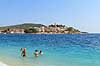 Primosten. Badende p� stranden i Primosten  Primosten Kroatien   Ferie, turistm�l, badning, solbadning, solbadere, sandstand