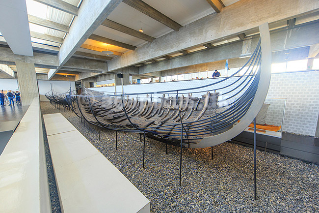 Vikingeskibsmuseet. Vikingeskibet Skuldelev 1 forrest, Skuldelev 2 bagerst tv og Skuldelev 6 bagerst th; ; Vikingeskibsmuseet / Roskilde; Danmark; ; ; Vikinger, vikingeskibe, sejlads, tr�skibe, museum, museer, udstillinger