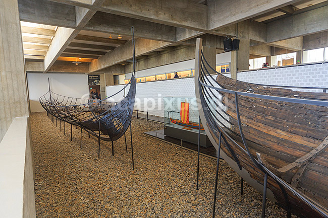 Vikingeskibsmuseet. Vikingeskibet Skuldelev 1 forrest, Skuldelev 2 bagerst tv og Skuldelev 6 bagerst th; ; Vikingeskibsmuseet / Roskilde; Danmark; ; ; Vikinger, vikingeskibe, sejlads, tr�skibe, museum, museer, udstillinger