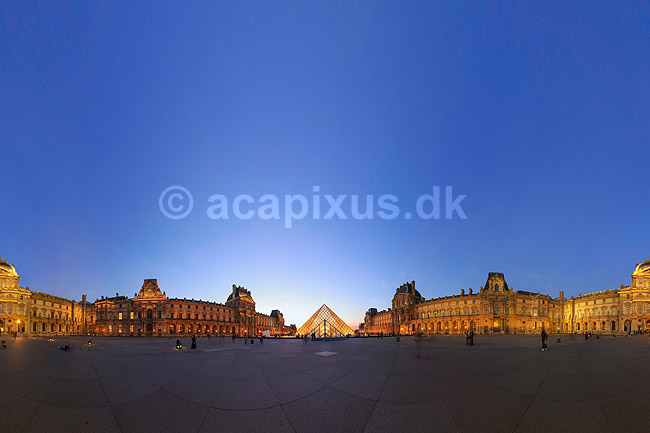 Louvre. 360 graders panorama af pladsen p� Palais du Louvre med Pei Leoh Mings glaspyramide; ; Mus�e du Louvre / Paris; Frankrig; ; ; Sev�rdigheder, pyramider, museer, museum, Pei Leoh Ming, panoramaer, solnedgang