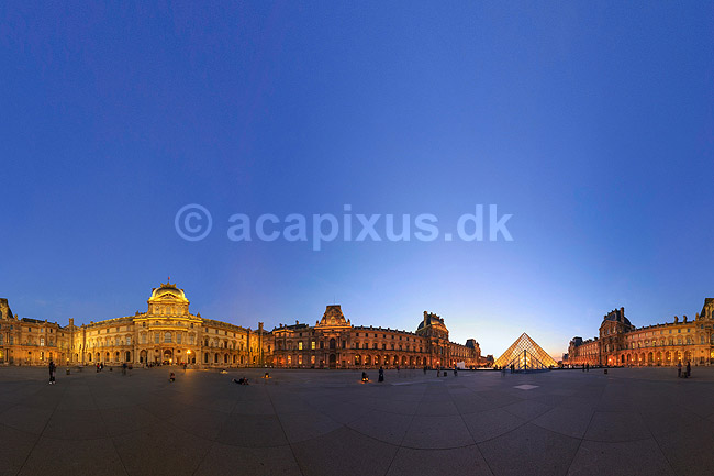 Louvre. 360 graders panorama af pladsen p� Palais du Louvre med Pei Leoh Mings glaspyramide; ; Mus�e du Louvre / Paris; Frankrig; ; ; Sev�rdigheder, pyramider, museer, museum, Pei Leoh Ming, panoramaer, solnedgang