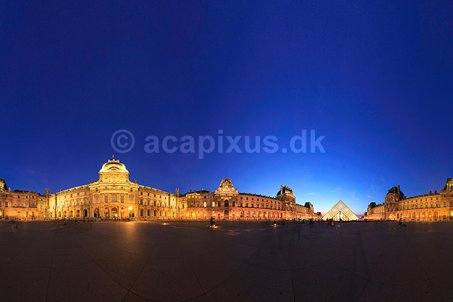 Louvre. 360 graders panorama af pladsen p� Palais du Louvre med Pei Leoh Mings glaspyramide; ; Mus�e du Louvre / Paris; Frankrig; ; ; Sev�rdigheder, pyramider, museer, museum, Pei Leoh Ming, panoramaer, solnedgang