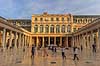 Le Palais Royal. Drenge spiller fodbold imellem s�jle collonaderne i Le Palais Royal. Paladset bygget til Cardinal Richelieu af arkitekt Lemercier  Le Palais Royal / Paris Frankrig   Sev�rdigheder