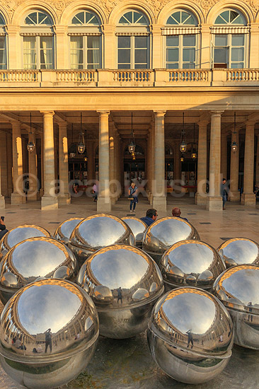 Le Palais Royal. Spejlende kugler reflekterer Cour d'honneur i Palais Royal; ; Le Palais Royal / Paris; Frankrig; ; ; Sev�rdigheder