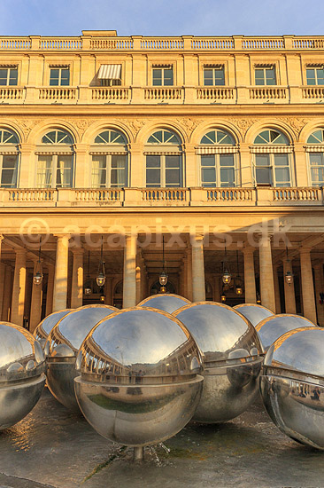 Le Palais Royal. Spejlende kugler reflekterer Cour d'honneur i Palais Royal; ; Le Palais Royal / Paris; Frankrig; ; ; Sev�rdigheder