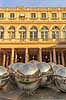 Le Palais Royal. Spejlende kugler reflekterer Cour d'honneur i Palais Royal  Le Palais Royal / Paris Frankrig   Sev�rdigheder