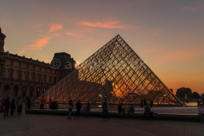 Louvre. Pladsen p� Palais du Louvre med Pei Leoh Mings glaspyramide; ; Mus�e du Louvre / Paris; Frankrig; ; ; Sev�rdigheder, pyramider, museer, museum, Pei Leoh Ming, solnedgang