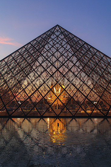 Louvre. Pladsen p� Palais du Louvre med Pei Leoh Mings glaspyramide; ; Mus�e du Louvre / Paris; Frankrig; ; ; Sev�rdigheder, pyramider, museer, museum, Pei Leoh Ming, solnedgang