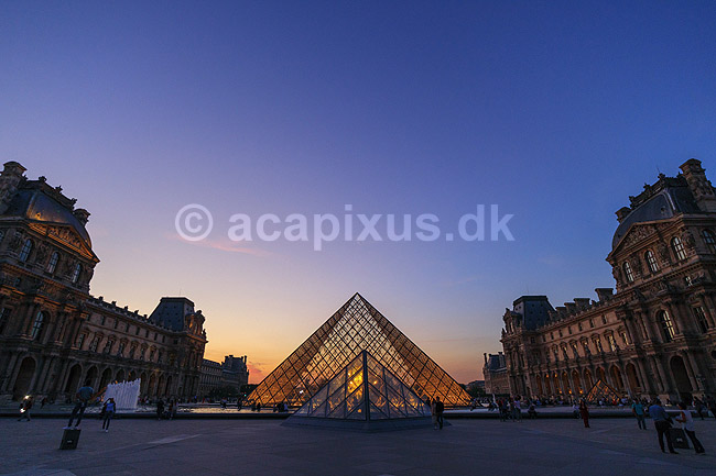 Louvre. Pladsen p� Palais du Louvre med Pei Leoh Mings glaspyramide; ; Mus�e du Louvre / Paris; Frankrig; ; ; Sev�rdigheder, pyramider, museer, museum, Pei Leoh Ming, solnedgang