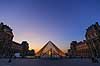 Louvre. Pladsen p� Palais du Louvre med Pei Leoh Mings glaspyramide  Mus�e du Louvre / Paris Frankrig   Sev�rdigheder, pyramider, museer, museum, Pei Leoh Ming, solnedgang