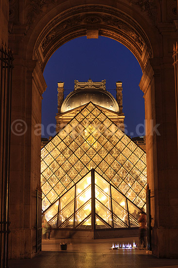 Louvre. Pladsen p� Palais du Louvre med Pei Leoh Mings glaspyramide; ; Mus�e du Louvre / Paris; Frankrig; ; ; Sev�rdigheder, pyramider, museer, museum, Pei Leoh Ming, solnedgang
