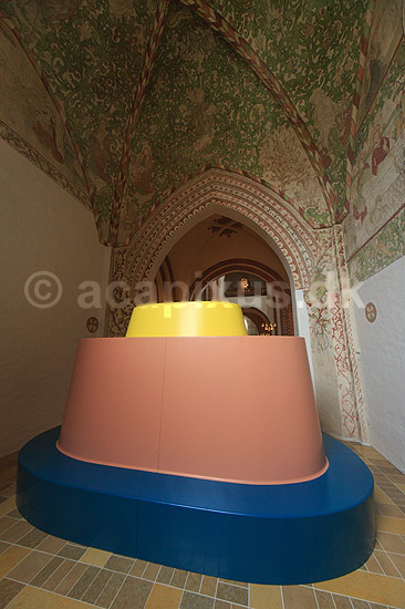 Roskilde Domkirke. Dronning Margrethe 2 's tild�kkede gravm�le (kenotaf) i Skt. Birgittas kapel i Roskilde Domkirke (Dronning Margrete II); ; Roskilde Domkirke / Roskilde; Danmark; ; ; turistsev�rdigheder, religion, kristendom, kirker, kirke, domkirker, UNESCO World Heritage, gravkapeller, gravkapel, konger, kongehuset