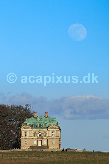 Eremitage Slottet. Fuldm�ne st�r op bag Eremitage Slottet; ; J�gersborg Dyrehave / Sj�lland; ; ; ; slotte jagtslotte sev�rdigheder Eremitageslottet