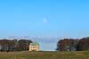 Eremitage Slottet. Fuldm�ne st�r op bag Eremitage Slottet  J�gersborg Dyrehave / Sj�lland    slotte jagtslotte sev�rdigheder Eremitageslottet