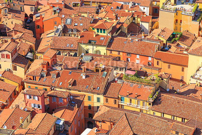 Bologna. Hustage i den gamle bydel i Bologna set fra toppen af Torre degli Asinelli; ; Bologna; Italien; ; ; Landskaber, cityscape