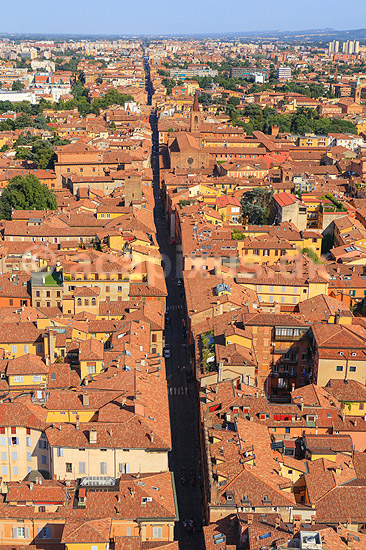 Bologna. Hustage i den gamle bydel i Bologna set fra toppen af Torre degli Asinelli; ; Bologna; Italien; ; ; Landskaber, cityscape