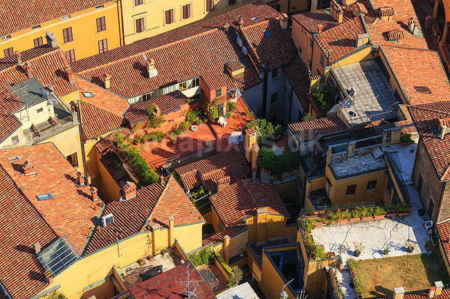 Bologna. Hustage i den gamle bydel i Bologna set fra toppen af Torre degli Asinelli; ; Bologna; Italien; ; ; Landskaber, cityscape