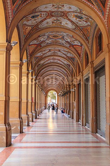 Bologna. En af Bolognas mange typiske arkader; ; Bologna; Italien; ; ; 