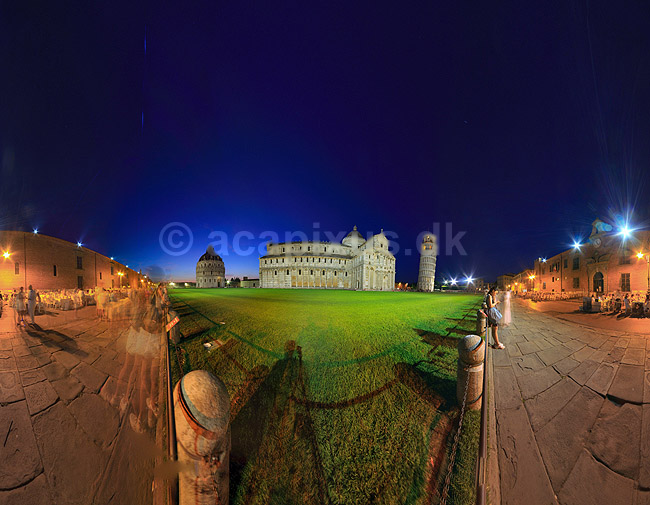 Pisa. 360 graders panorama med Det Sk�ve T�rn i Pisa (Torre di Pisa), Pisas Domkirke (Cattedrale di Pisa) og San Giovanni Baptisteri (Battistero di San Giovanni) p� Piazza del Duomo; ; Pisa / Toscana; Italien; ; ; Turisme, sightseeing