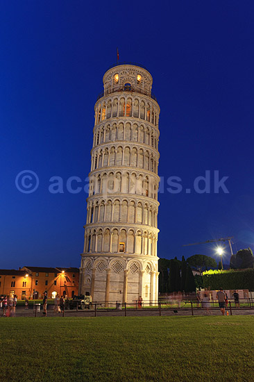 Pisa. Det Sk�ve T�rn i Pisa i aftenskumringen; ; Pisa / Toscana; Italien; ; ; Turisme, sightseeing