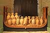 Pisa. Udstilling af last af amphoraer i tv�rsnit af romersk b�d udstillet p� skipsmuseum i Pisa, Museo Navi Antiche di Pisa  Pisa / Toscana Italien   Turisme, sightseeing