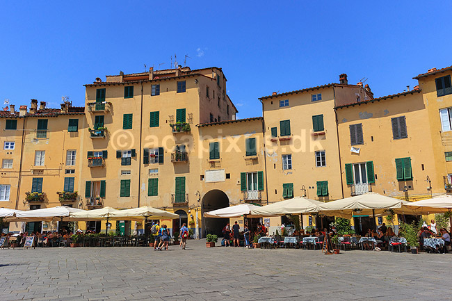 Lucca. Piazza Anfiteatro, plads bygget omkring tidligere romersk amfiteater - Anfiteatro Romano - i Lucca; ; Lucca / Toscana; Italien; ; ; Toscany, toscansk, turisme, sightseeing