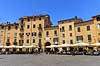 Lucca. Piazza Anfiteatro, plads bygget omkring tidligere romersk amfiteater - Anfiteatro Romano - i Lucca  Lucca / Toscana Italien   Toscany, toscansk, turisme, sightseeing