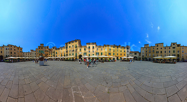 Lucca. 360 graders panorama af Piazza Anfiteatro, plads bygget omkring tidligere romersk amfiteater - Anfiteatro Romano - i Lucca; ; Lucca / Toscana; Italien; ; ; Toscany, toscansk, turisme, sightseeing