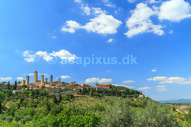 San Gimignano. San Gimignano - byen med de mange t�rne i landskabet i Toscana; ; San Gimignano / Toscana; Italien; ; ; Toscany, toscansk, turisme, sightseeing