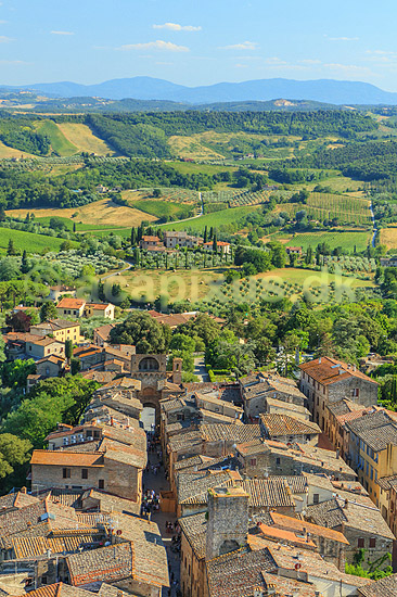 San Gimignano. San Gimignano - byen med de mange t�rne - med toscansk landskab i baggrunden; ; San Gimignano / Toscana; Italien; ; ; Toscany, toscansk, turisme, sightseeing