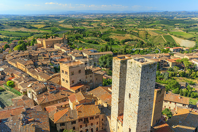 San Gimignano. San Gimignano - byen med de mange t�rne - med toscansk landskab i baggrunden; ; San Gimignano / Toscana; Italien; ; ; Toscany, toscansk, turisme, sightseeing