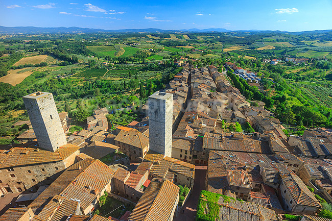 San Gimignano. San Gimignano - byen med de mange t�rne - med toscansk landskab i baggrunden; ; San Gimignano / Toscana; Italien; ; ; Toscany, toscansk, turisme, sightseeing