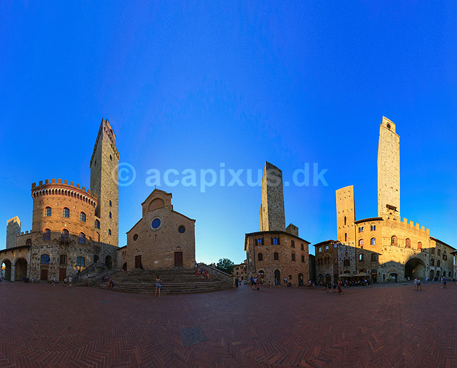 San Gimignano. 360 graders panorama af Piazza del Duomo i San Gimignano - byen med de mange t�rne; ; San Gimignano / Toscana; Italien; ; ; Toscany, toscansk, turisme, sightseeing