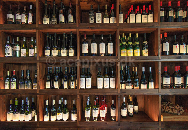 Vinflasker. Tjekkisk r�dvin og hvidvin - flasker udstillet p� vinbar i Prag; ; Prag; Tjekkiet; ; ; Drikkevarer, vin
