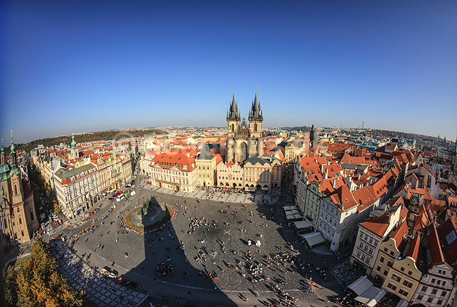 Prag. Den Gamle R�dhusplads - Starom?stsk� n�m?st� - med Tyn kirken i baggrunden - Chr�m Matky Bo�� p?ed T�nem; ; Prag; Tjekkiet; ; ; Sev�rdigheder